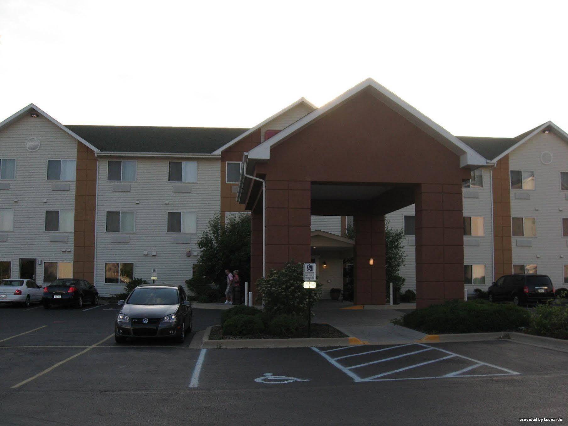 Baymont By Wyndham Gurnee Hotel Exterior photo